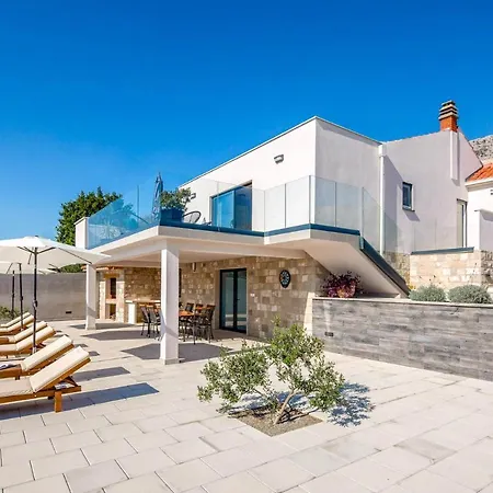 Villa Kastel Sucurac Sleeps 8 With Pool Air Con And Wifi Kastela