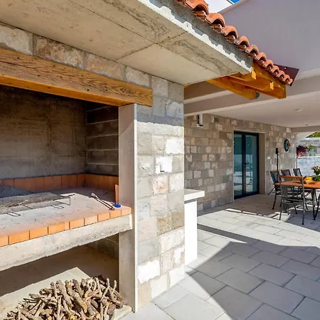 Villa Kastel Sucurac Sleeps 8 With Pool Air Con And Wifi Kastela