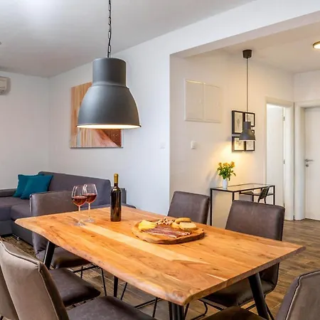 Kastel Sucurac Sleeps 8 With Pool Air Con And Wifi Kastela