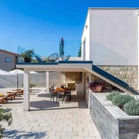 Kastel Sucurac Sleeps 8 With Pool Air Con And Wifi