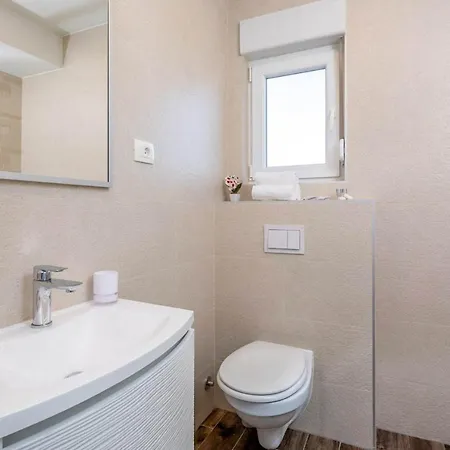 Villa Kastel Sucurac Sleeps 8 With Pool Air Con And Wifi Kastela