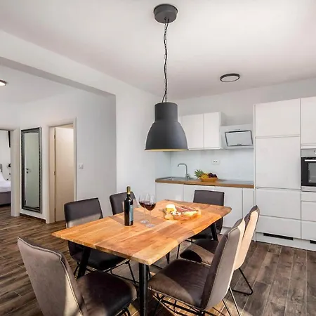 Kastel Sucurac Sleeps 8 With Pool Air Con And Wifi