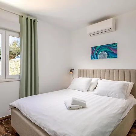 Villa Kastel Sucurac Sleeps 8 With Pool Air Con And Wifi