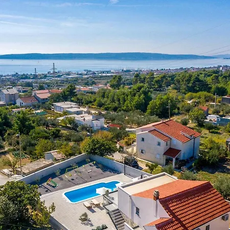 Villa Kastel Sucurac Sleeps 8 With Pool Air Con And Wifi