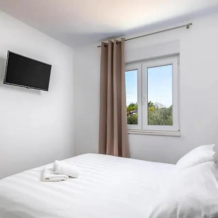 Kastel Sucurac Sleeps 8 With Pool Air Con And Wifi *