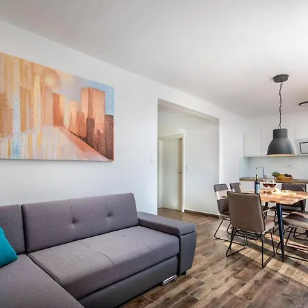 Kastel Sucurac Sleeps 8 With Pool Air Con And Wifi Kastela